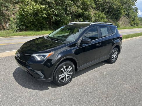 Used 2017 Toyota RAV4 LE AWD/4WD image 2