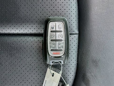 Used 2023 Chrysler Pacifica Touring-L FWD image 34