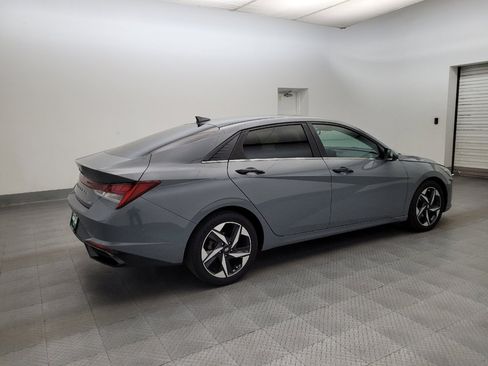 Used 2021 Hyundai Elantra Limited w/ Preferred Accessory Package FWD image 10