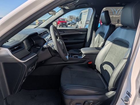 New 2026 Jeep Grand Cherokee Altitude AWD/4WD image 5