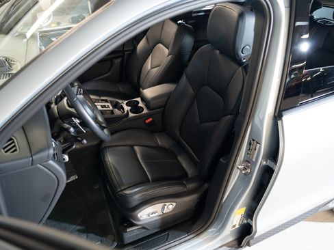 Certified 2026 Porsche Macan AWD/4WD image 5
