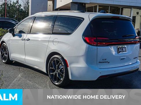 Used 2025 Chrysler Pacifica Limited image 5
