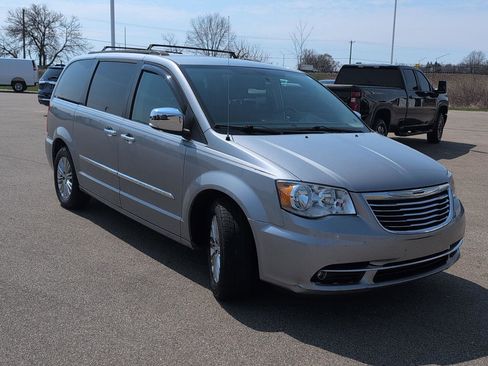 Used 2015 Chrysler Town & Country Touring-L w/ Driver Convenience Group image 9