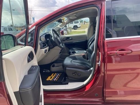 Certified 2022 Chrysler Pacifica Touring-L image 12
