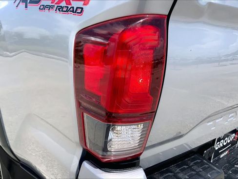 Used 2018 Toyota Tacoma TRD Off-Road w/ Technology Package AWD/4WD image 28