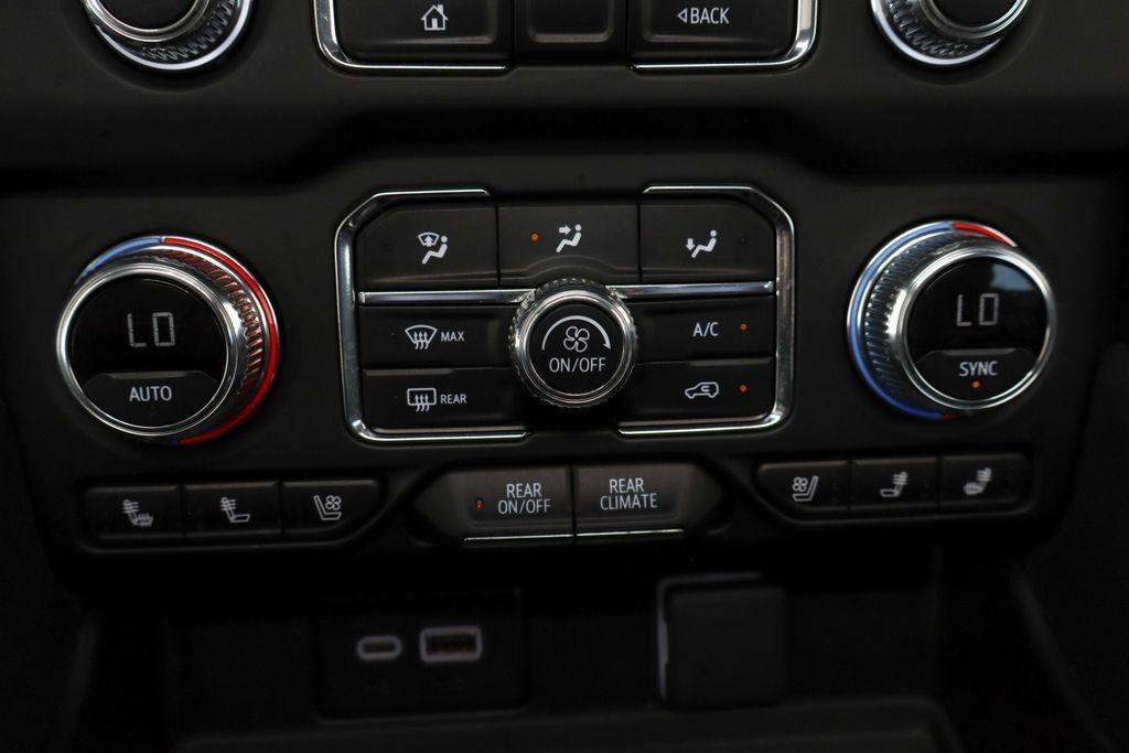 Used 2024 GMC Yukon AT4 w/ Technology Package AWD/4WD image 37