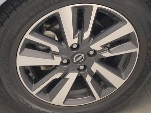 Used 2024 Nissan Versa SV FWD image 31