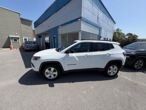 Used 2022 Jeep Compass Latitude w/ Sun and Sound Group AWD/4WD image 2