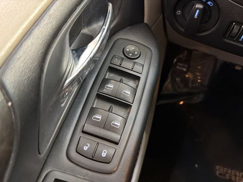 Used 2016 Dodge Grand Caravan SXT w/ Rear Park Assist Package FWD image 19