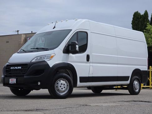 Used 2024 RAM ProMaster 2500 w/ Convenience Group FWD image 2