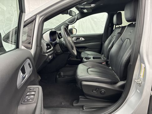 Certified 2024 Chrysler Pacifica Touring-L w/ S Appearance Package AWD/4WD image 16