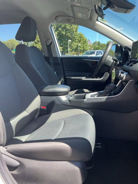 Used 2025 Toyota RAV4 LE AWD/4WD image 16