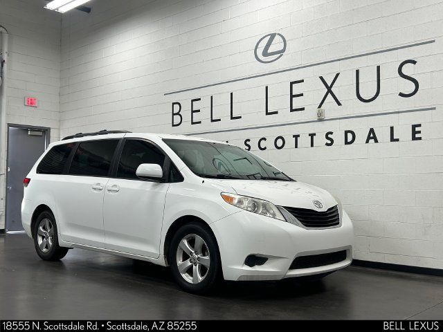 Used 2013 Toyota Sienna LE w/ Towing Pkg FWD image 2