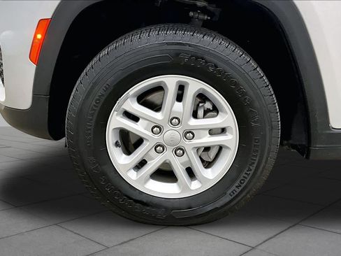 Used 2024 Jeep Grand Cherokee Laredo RWD image 11
