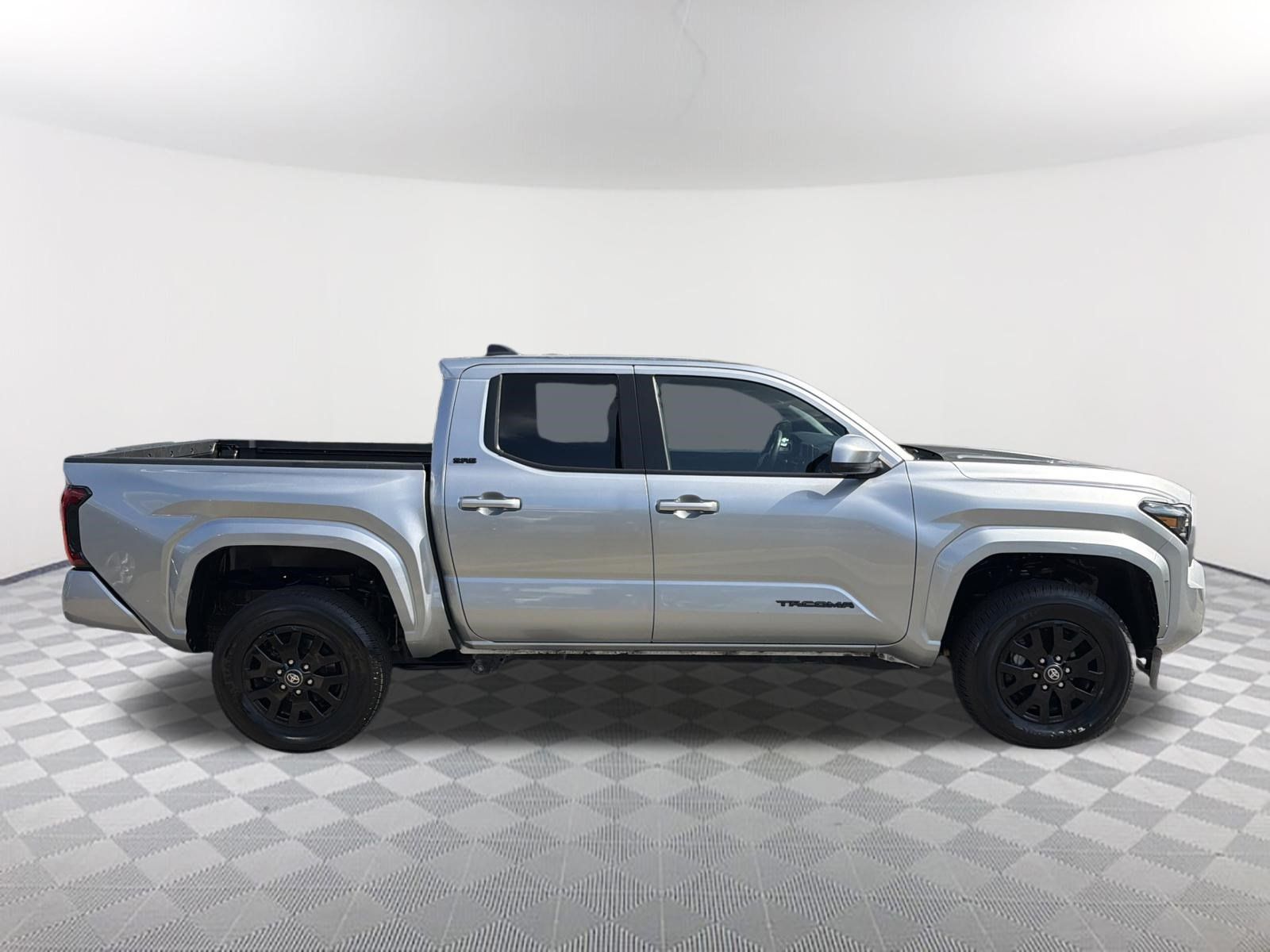 Certified 2025 Toyota Tacoma SR5 AWD/4WD image 18
