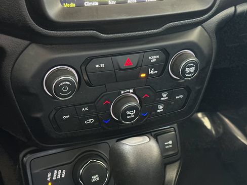 Used 2022 Jeep Renegade Latitude AWD/4WD image 19