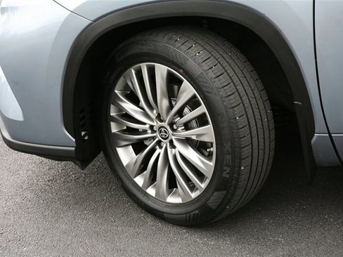 Used 2021 Toyota Highlander Platinum AWD/4WD image 3