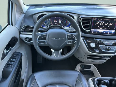 Used 2023 Chrysler Pacifica Touring-L FWD image 10