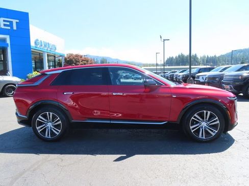 Certified 2024 Cadillac Lyriq Luxury AWD/4WD image 9