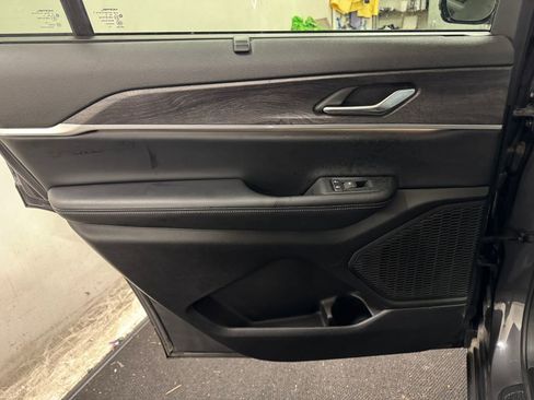 Used 2024 Jeep Grand Cherokee L Limited w/ Luxury Tech Group II image 16