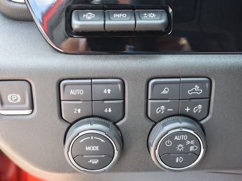 Used 2025 Chevrolet Silverado 2500 ZR2 w/ Technology Package AWD/4WD image 34