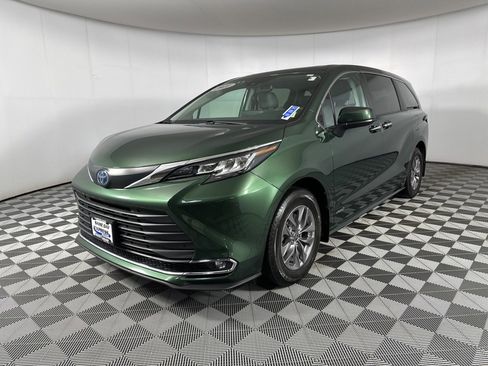 Used 2021 Toyota Sienna XLE image 3