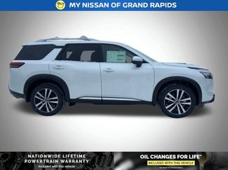 New 2025 Nissan Pathfinder Platinum video 2