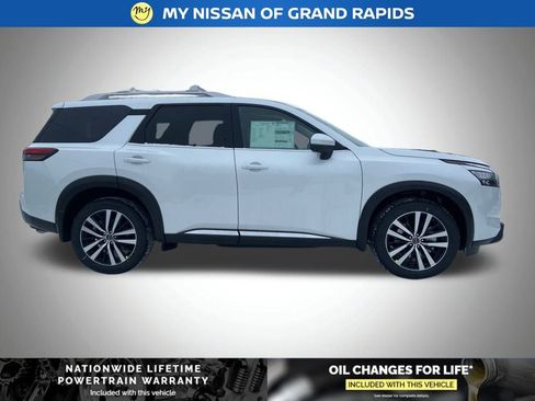 New 2025 Nissan Pathfinder Platinum image 2