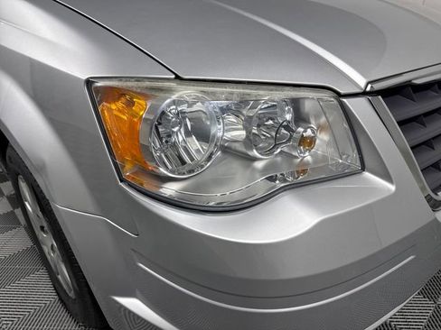 Used 2008 Chrysler Town & Country LX FWD image 12