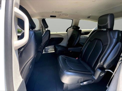 Used 2024 Chrysler Pacifica Touring-L FWD image 21