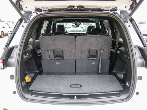 New 2025 Jeep Grand Cherokee L Altitude image 12