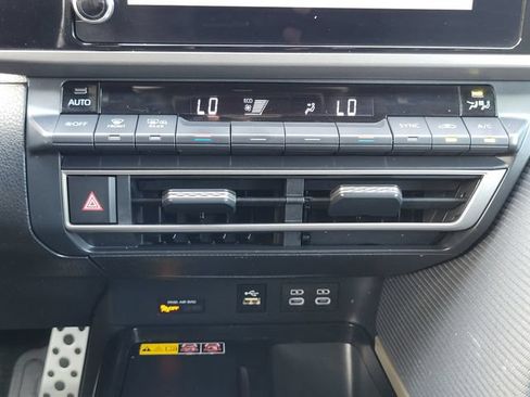 Used 2025 Toyota Camry SE FWD image 18