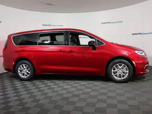 New 2026 Chrysler Pacifica Select image 4