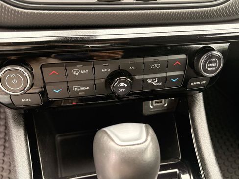 Used 2024 Jeep Compass Latitude w/ Convenience Group AWD/4WD image 23