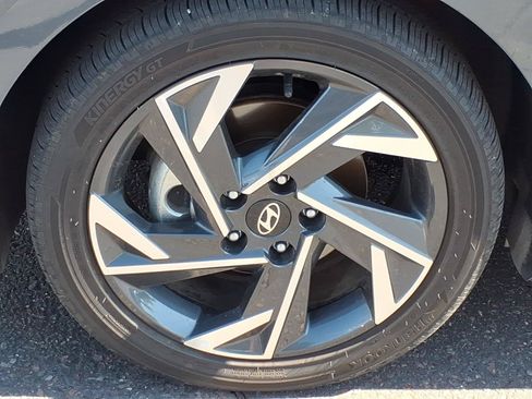 Certified 2025 Hyundai Elantra Limited FWD image 9