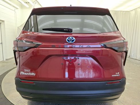 Used 2024 Toyota Sienna LE FWD image 22