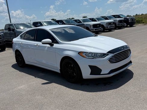 Used 2020 Ford Fusion SE FWD image 2