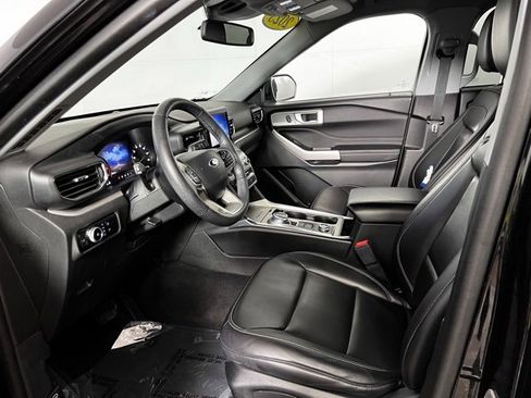 Used 2023 Ford Explorer XLT w/ Equipment Group 202A image 9