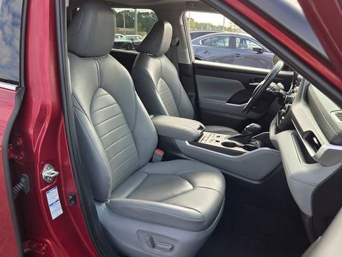 Used 2021 Toyota Highlander XLE image 18