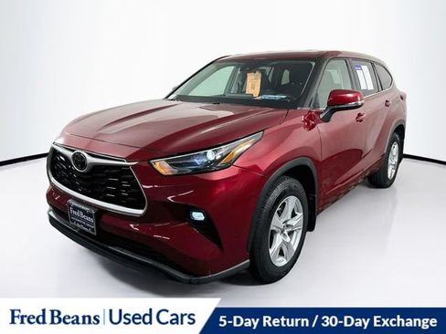 Used 2022 Toyota Highlander LE AWD/4WD image 3
