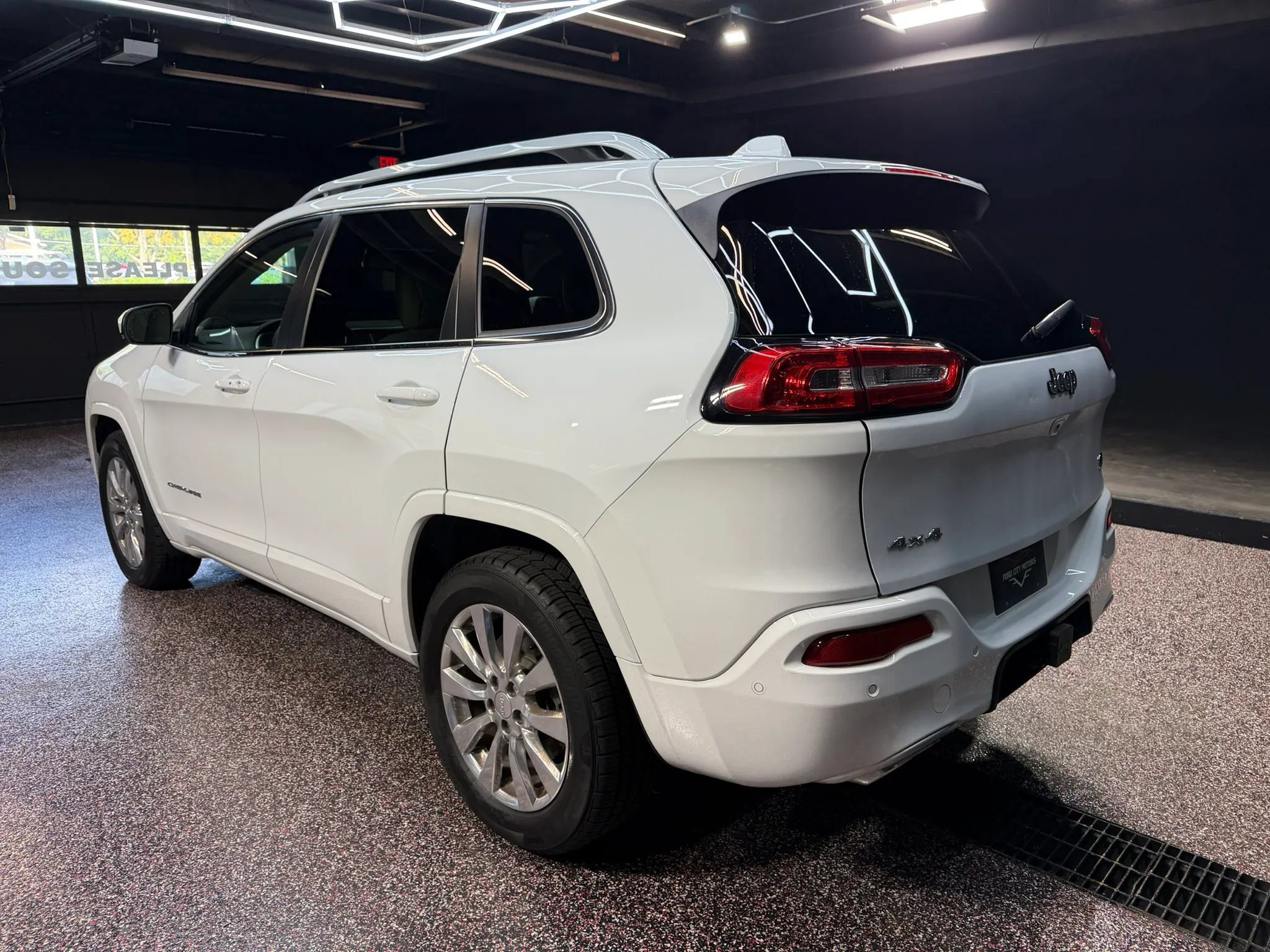 Used 2017 Jeep Cherokee Overland w/ Technology Group AWD/4WD image 6