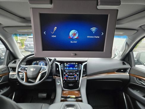 Used 2020 Cadillac Escalade ESV Premium Luxury image 12