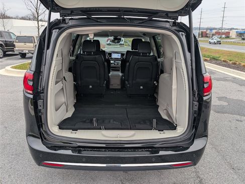 Used 2024 Chrysler Pacifica Touring-L image 13