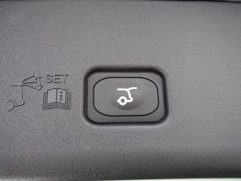 Used 2025 Lincoln Nautilus Premier image 39