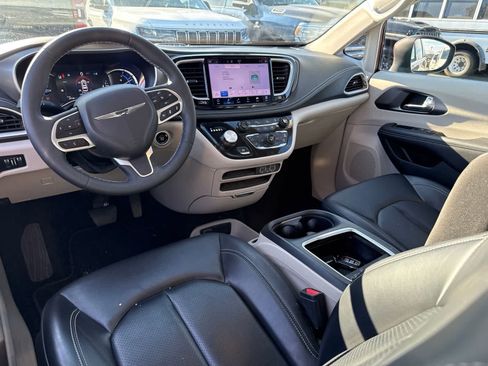 Used 2023 Chrysler Pacifica Touring-L FWD image 21