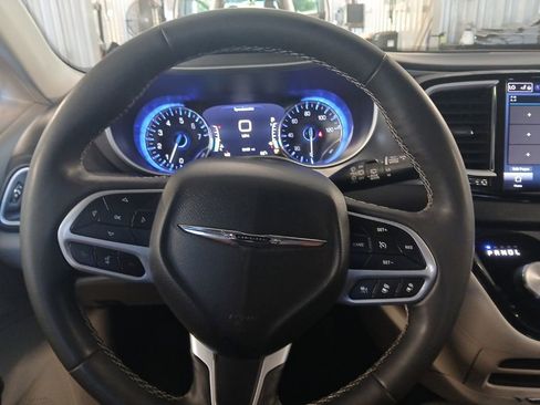 Used 2024 Chrysler Pacifica Touring-L FWD image 15