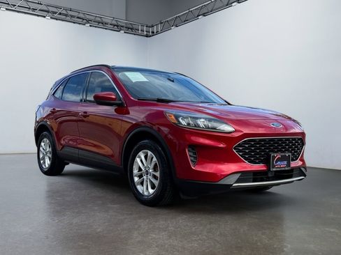 Used 2020 Ford Escape SE image 3