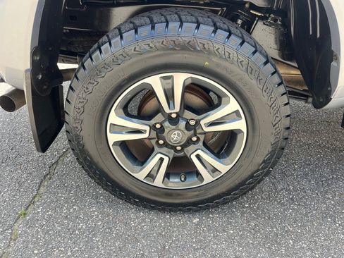 Used 2018 Toyota Tacoma TRD Sport AWD/4WD image 23