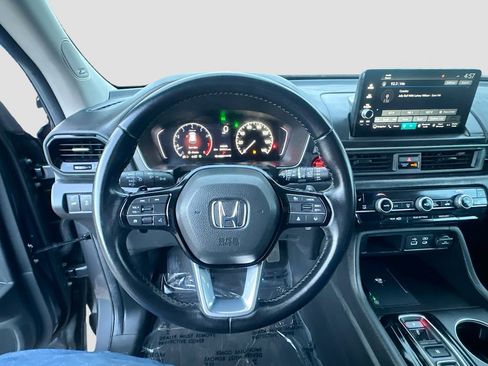 Used 2025 Honda Pilot Touring image 11