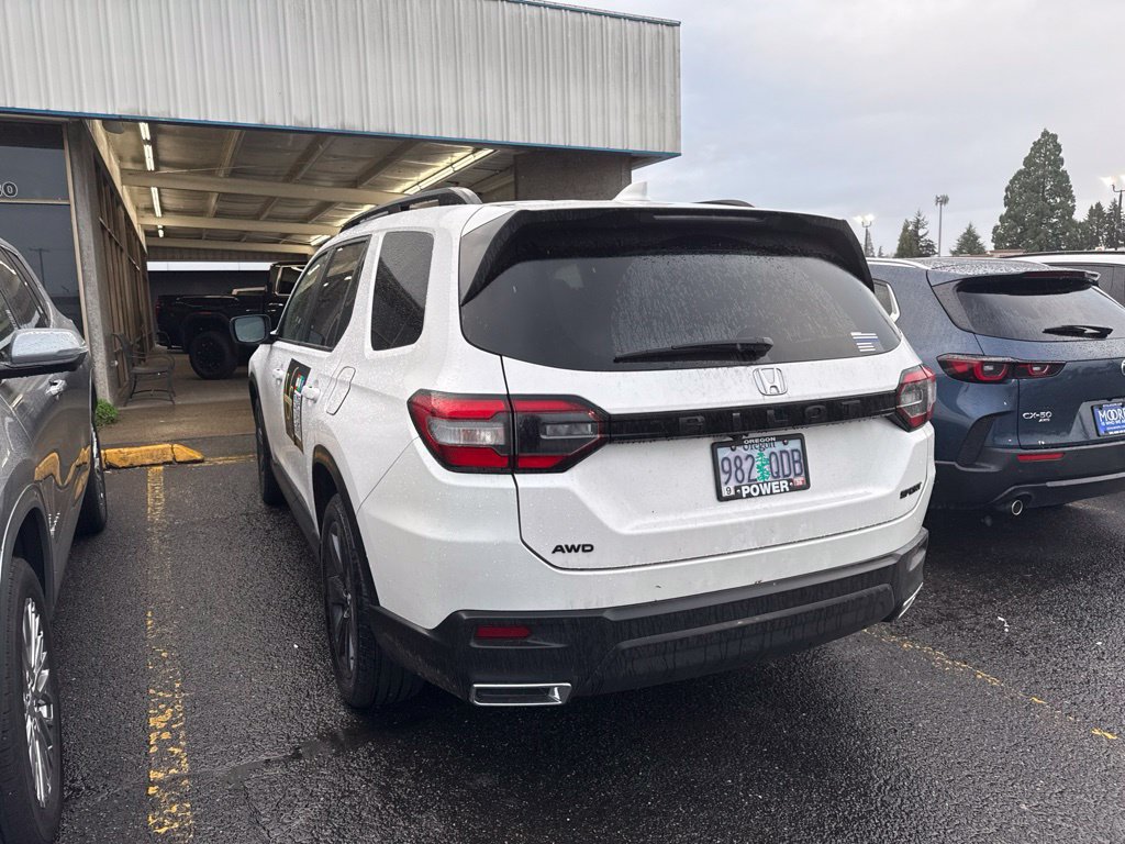 Used 2025 Honda Pilot Sport image 4